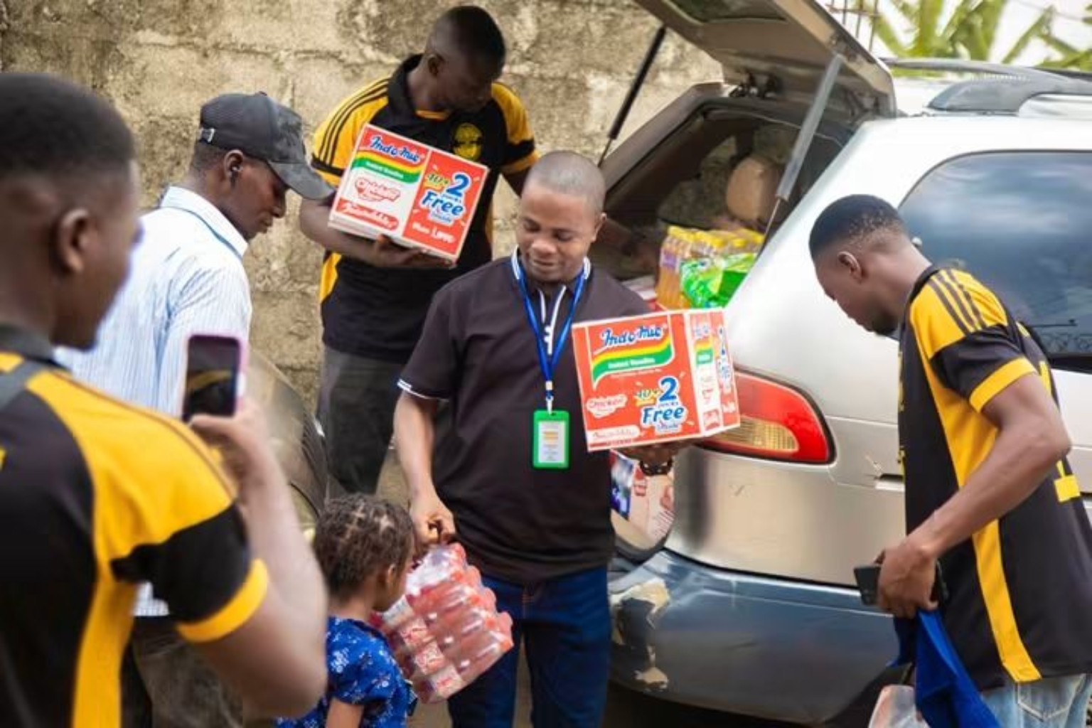 DBOG volunteers distributing supplies